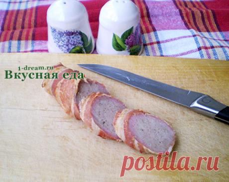 Приготовление домашней колбасы - свиные колбаски в беконе Приготовление вкусной домашней колбасы по этому рецепту под силу даже начинающему поваренку. Эта свиная колбаса готовится в духовке без кишок.Получается очень сочно и вкусно!