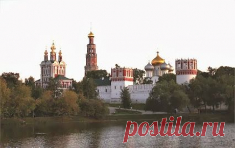 The entire complex and the construction of the main building was designed in honor of the Blessed Virgin Mary Protectress (Smolensk Icon of the Mother of God - Protectress) - Church of Our Lady of Smolensk. This is a huge number of paintings of the 16th century and icons, the contents of which symbolizes the unity of the Russian state in the late 15th century.﻿