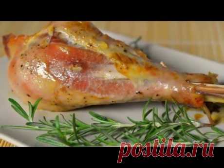 Индейка с чесноком и розмарином - YouTube | Мясо получается очень мягким и ароматным, благодаря розмарину и чесноку, а на гарнир прекрасно подойдёт картофель или салат. Всё предельно просто и ясно.