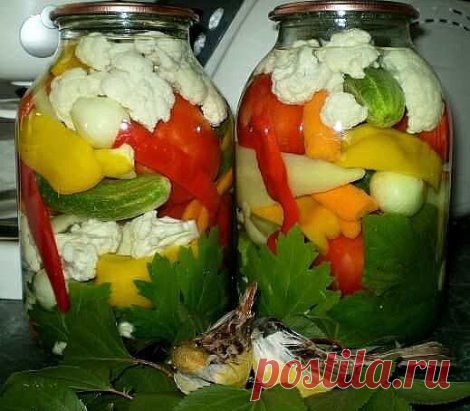 Маринад-ассорти.
Вот такой маринад-ассорти очень вкусная и универсальная вещь!Зимой эти баночки разноцветные очень поднимают настроение! 
Взять огурчики, помидорчики, патиссончики, или огурчики, помидорки, мелкая морковь, кабачки, цветная капуста (можно добавить еще маленькие луковички) 
или помидоры, морковь, достаточно много чеснока (почти целая большая головка на 2х л банку),цветная капуста, огурцы и перец сладкий 
или просто помидоры и огурцы 
или помидоры - кабачки 
или помидоры, каба