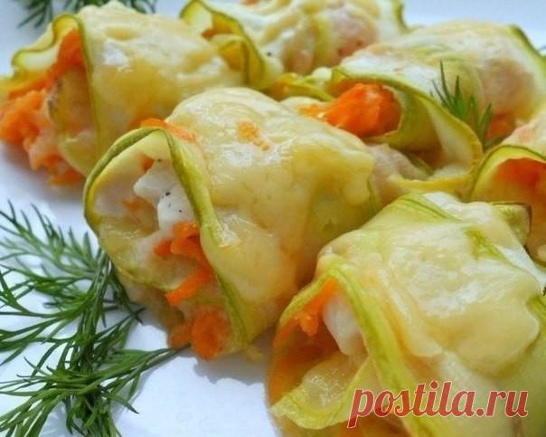 ТОП-6 РЕЦЕПТОВ КАБАЧКОВЫХ РУЛЕТОВ 
1. Нежные рулетики из кабачков с куриным филе
ИНГРЕДИЕНТЫ:
● Кабачок (свежий, молоденький) — 1 шт;
● Филе куриное — 100-150 г;
● Морковь (отварная) — 1 шт;
● Сыр твердый — 70-100 г;
● Зелень (для украшения) г;
● Вода или бульон — 2-3 ст.л.;
ПРИГОТОВЛЕНИЕ:
Кабачок нарезать картофелечисткой на полоски по всей длине. Соединить по 2 полосочки, чтобы пошире была основа рулетика. Посолить немножко и поперчить. Филе порезать на маленькие кусочки...