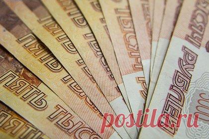 Доходы россиян увеличатся. Доходы россиян увеличатся более чем на 1,5 триллиона рублей на фоне введения новых регулярных пособий нуждающимся семьям с детьми, а также индексации пенсий для неработающих пенсионеров и прожиточного минимума на 10 процентов. На реализацию социальных поручений президента в следующем году выделят 2,1 триллиона рублей.