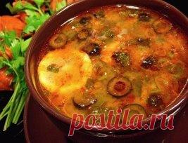 5 отменных солянок 
1) Солянка с колбасой 
Ингредиенты: 
● 3 л воды, 
● по 200г полукопченой и вареной колбасы, 
● 10 оливок б/к, 
● 5 клубней картофеля, 
● по 2 дольки лимона, 
● соленых огурца и помидора, 
● 1 луковица, 
● перец-горошек, зелень, специи, соль. 
Приготовление: 
Воду довести до кипения, подсолить, положить картофель, порезанный кубиками. Лук с мелко нарезанными помидорами обжарить на сковороде. Колбасу нарезать соломкой и вместе с луково-томатной зажаркой положить в суп. Оли