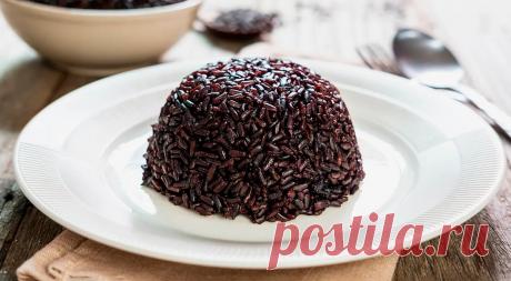 Чем черный рис отличается от белого и как его правильно готовить — читать на Gastronom.ru Любители необычных продуктов ценят черный рис за его восхитительный ореховый аромат, мягкую текстуру и насыщенный цвет. Но в продукте не меньше и пользы, что заметно отличает его от белого или бурого риса. Рассказываем подробнее, почему вам непременн - статья на кулинарном сайте Gastronom.ru