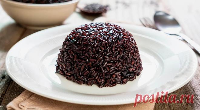 Чем черный рис отличается от белого и как его правильно готовить — читать на Gastronom.ru Любители необычных продуктов ценят черный рис за его восхитительный ореховый аромат, мягкую текстуру и насыщенный цвет. Но в продукте не меньше и пользы, что заметно отличает его от белого или бурого риса. Рассказываем подробнее, почему вам непременн - статья на кулинарном сайте Gastronom.ru