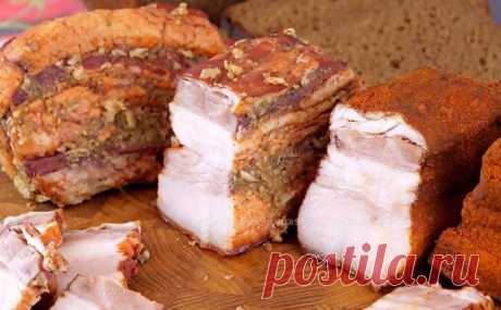Свиная грудинка в луковой шелухе с чесноком и перцем