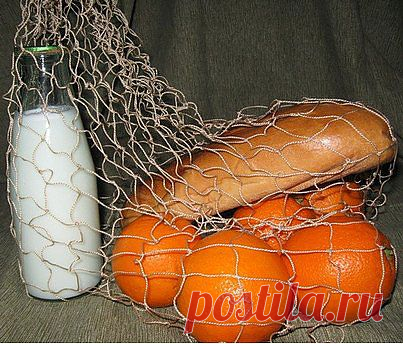 Если вы были ребёнком 60-х, 70-х, 80-х, оглядываясь назад, трудно поверить, как мы выжили.

В детстве мы ездили на машинах без ремней и подушек безопасности.
Наши кроватки были раскрашены яркими красками с высоким содержанием свинца.
Двери часто не запирались, шкафы не закрывались никогда.
Мы пили воду из колонки за углом, а не из пластиковых бутылок.
Никому не приходило в голову кататься на велосипеде в шл