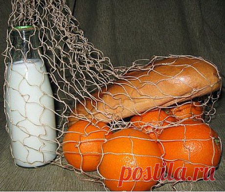 Если вы были ребёнком 60-х, 70-х, 80-х, оглядываясь назад, трудно поверить, как мы выжили.

В детстве мы ездили на машинах без ремней и подушек безопасности.
Наши кроватки были раскрашены яркими красками с высоким содержанием свинца.
Двери часто не запирались, шкафы не закрывались никогда.
Мы пили воду из колонки за углом, а не из пластиковых бутылок.
Никому не приходило в голову кататься на велосипеде в шл