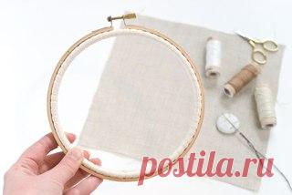 Лайфхак: идеальное натяжение ткани в пяльцах

Часто в вышивке мастерицы сталкиваются с тем, что во время работы натяжение канвы в пяльцах ослабевает. Но благодаря небольшой хитрости ткань будет с идеальным натяжением в процессе всей работы.

Даже очень хорошие и качественные пяльца не могут постоянно удерживать нужное натяжение. Поэтому для идеального натяжения в процессе всей работы, одну из частей пялец можно обмотать хлопчатобумажной лентой. И тогда не только будет нужн...