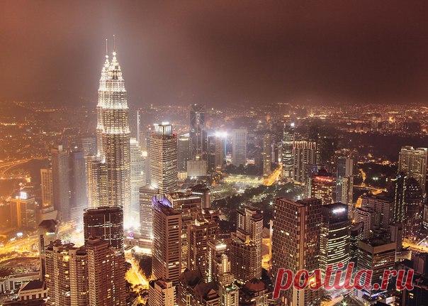 Ночные огни Куала-Лумпур, Малайзия. Автор фото – Екатерина Ионенко: nat-geo.ru/photo/user/163459/ Ярких вам снов!