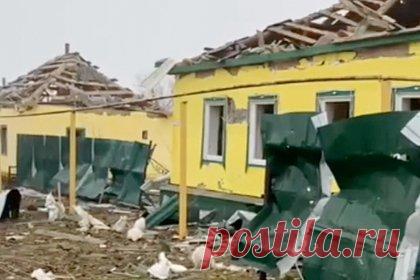 На село в Воронежской области упал боеприпас с российского самолета. Что известно о случившемся?. В селе Петропавловка Острогожского района Воронежской области произошел аварийный сход боеприпаса, сообщили в Министерстве обороны России. В результате случившегося пострадавших нет, в данный момент проводится расследование инцидента. По словам губернатора, повреждены семь домовладений.