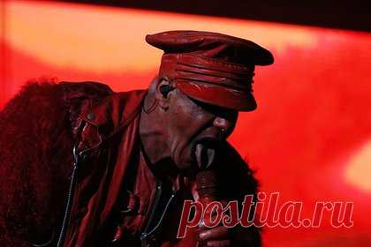 Rammstein оказалась на грани распада из-за обвинений солиста в домогательствах. Группа Rammstein обсуждает роспуск группы из-за разлада в коллективе, связанного, в том числе, с обвинениями фронтмена группы Rammstein Тилля Линдеманна в сексуальных домогательствах. Об этом сообщает Bild. Отмечается, что музыканты «крайне недовольны поведением» солиста.