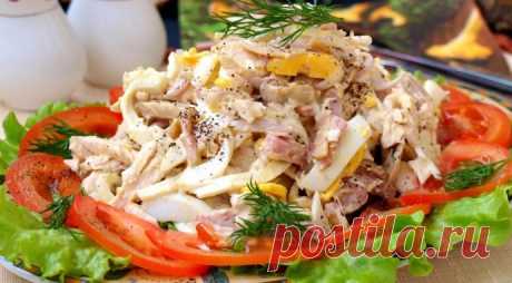 Салат &quot;Мужская мечта&quot; Ингредиенты:Куриное филе отварное - 150 г Копченая куриная грудка - 150 г Маринованные опята - 150 г Яйца - 3 шт. Лук репчатый - 1 да шт. Майонез - 4 ст.л. Перец по вкусуПриготовление:1. Перепелиные яйца отварить. Лук нарезать тонкими полукольцами, обдать...