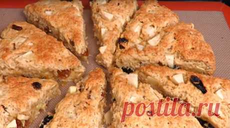 Яблочные сконы: треугольное печенье на скорую руку Такое вкусное и необычное треугольное печенье с яблоками у нас получилось. Процесс приготовления не составит труда даже у начинающих кулинаров. Если вы не любите изюм, можно его не добавлять.