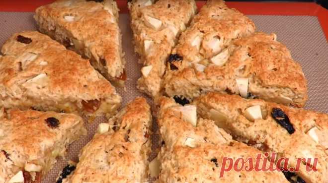 Яблочные сконы: треугольное печенье на скорую руку Такое вкусное и необычное треугольное печенье с яблоками у нас получилось. Процесс приготовления не составит труда даже у начинающих кулинаров. Если вы не любите изюм, можно его не добавлять.