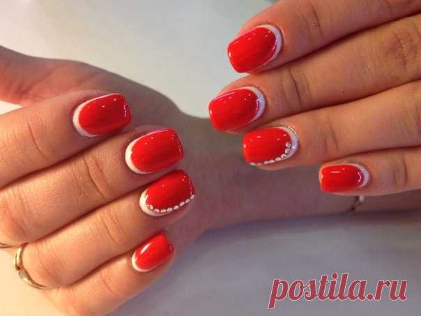 Маникюр №26 - фото дизайна
Обратный френч, выполненный гель-лаком сочного оранжевого цвета с белой «улыбкой», линия которой усилена рядами стразов на безымянных пальцах, выглядит очень стильно. Такой дизайн будет уместным на отдыхе, в качестве повседневного маникюра, а также на праздниках и торжествах. Не подойдет для официального и делового стиля. С ногтями большой длины будет смотреться чрезвычайно ярко и смело.