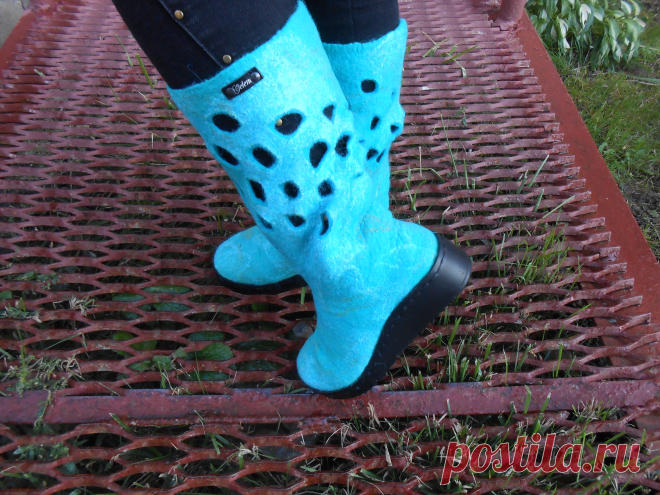 Сапожки сваляны и собраны по сапожной технологии. Подошва приклеена и пришита. Продырявленность выполнена по желанию заказчицы.Очень легкие и элегантные. Вес пары 190 грамм. Высота 37см.