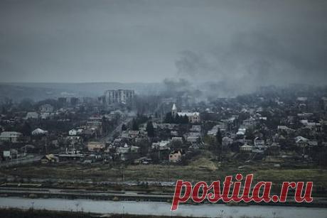 В России высказались о ситуации в Артемовске. Артемовск (украинское название — Бахмут) является для России одним из ключевых объектов на линии обороны противника. Если удастся занять его окончательно, то откроются подходы с тыла к Краматорску и Славянску. Об этом заявил военный эксперт Алексей Леонков, комментируя ситуацию в городе после установки флага РФ.