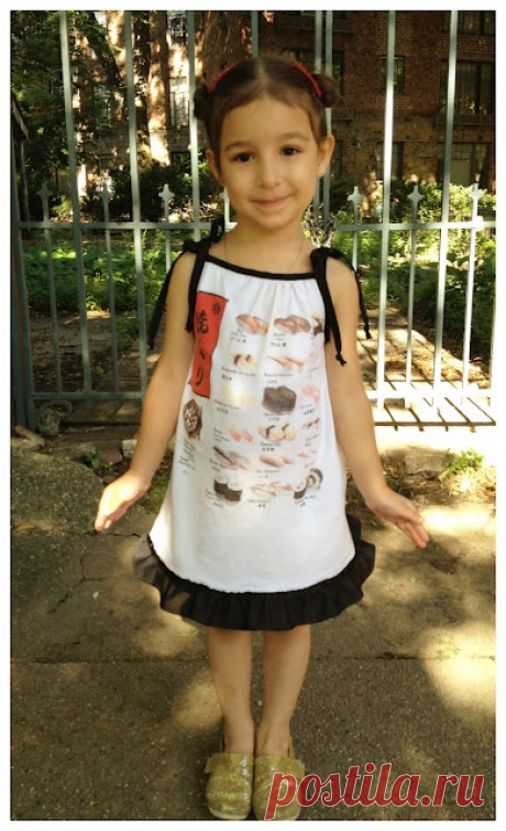 Детское из взрослого: простые идеи для мам и бабушек Всем известно, деток летом приходится часто переодевать. И одежды им нужно немеряно. Да и растут быстро. А тут идеи нашлись простые. Шьются быстро, сидят ладно.
Из футболки - сарафанчик. Отрезаем рука…