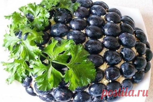 Салат Черная гроздь переплюнул Оливье Слоенный салат-торт из мяса, грибов, свеклы, сыра и моркови, украшается черным виноградом и петрушкой. На любой праздничный стол. Продукты: отварное мясо
