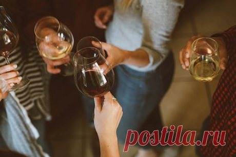 Среди задержанных участников оргии в Москве оказалась актриса сериалов. После массовой оргии в Москве задержали актрису «Прокурорской проверки». По данным издания, кроме этого сериала актриса снималась в таких многосерийных фильмах, как «Москва. Три вокзала» и «Сердце матери». Был ли оформлен на актрису протокол об административном правонарушении, неизвестно.