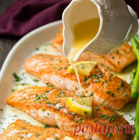 ЛОСОСЬ С ЧЕСНОЧНЫМ СОУСОМ ИЗ ЛИМОНОГО МАСЛА