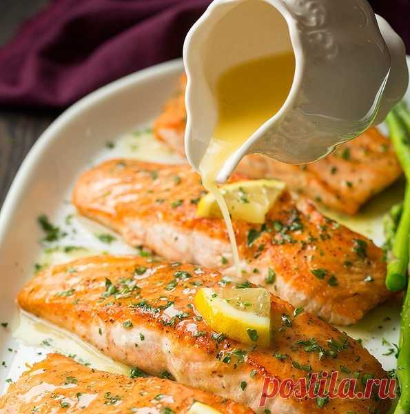 ЛОСОСЬ С ЧЕСНОЧНЫМ СОУСОМ ИЗ ЛИМОНОГО МАСЛА