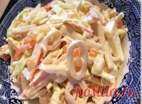 Три простых салатика с кальмарами

1. Салат «Мартовский»

Ингредиенты на 500 грамм кальмаров:

• 5 свежих огурчиков;
• банка консервированных ананасов;
• 5 яиц;
• густой майонез;
• лимон.

Приготовление:

Подготавливаем кальмаров для салата
Для приготовления салата с кальмарами, надо подготовить их. Стоит покупать тушки, которые сначала чистят, ошпаривая кипятком и вытягивая спинную хорду, засунув руку в кальмара. Потом счищают верхнюю пленку ножом или руками. Кальмара зак...