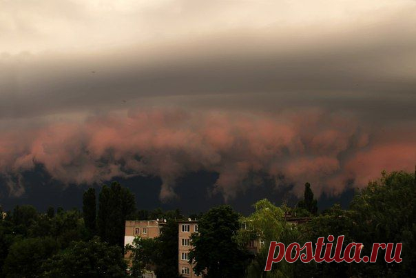 Мощный разорванный шкваловый ворот (Arcus cloud) приближается к Черкассам, Центральная Украина (2.07.2015) / Социальная погода
