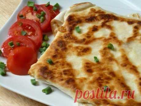 Рецепт омлета, который вы никогда не пробовали! Это удивительно вкусно! | Чёрт побери Самая вкусная ёка готовится в Абхазии. Ёка – это блюдо из лаваша, сыра и яйца. Но вместо сыра можно класть и колбасу, и сосиски, словом, дайте волю своей фантазии, чтобы найти свою идеальную формулу ёки. Ингредиенты: лаваш тонкий;1 яйцо;30–50 г сыра;соль по вкусу;ветчина, колбаса, мясо и т. п. (по желанию);1ст. л. сливочного масла для жарки. Яйцо размешайте и подсолите, если вы использует...