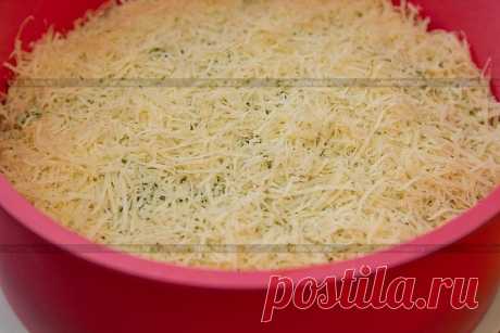 Попробуйте нежный пирог с зеленым луком, отварной курицей и сырной корочкой - вы не будете разочарованы! | Четыре вкуса