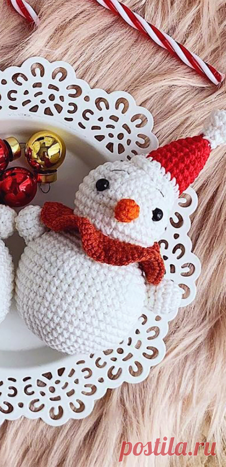 PDF Снеговичок Лени крючком. FREE crochet pattern; Аmigurumi toy patterns. Амигуруми схемы и описания на русском. Вязаные игрушки и поделки своими руками #amimore - плюшевый снеговик к Новому году, большой снеговичок из плюшевой пряжи в шапочке и с шарфом.
