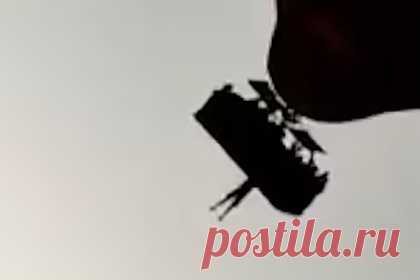 Мужчина неудачно зацепился за трос воздушного шара и погиб на глазах очевидцев. Мужчина повис на тросе воздушного шара, который поднялся в небо, и погиб на глазах очевидцев. Происшествие произошло во вторник, 19 октября, на шоссе 60, недалеко от города Афула, Израиль. 28-летний Йогев Коэн, который был членом экипажа воздушного шара, случайно зацепился за трос аэростата.