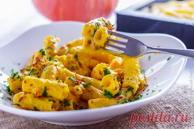 Рецепт пасты с тыквой Паста с тыквой по этому рецепту заряжена вкусом тыквы по самое не балуйся! Она буквально купается в густом, насыщенном соусе из тыквы, а простые дополнения в виде маленьких мин замедленного действия, в нужный момент выстреливающих ярким вкусом, делают ее подлинным шедевром пастостроения.
