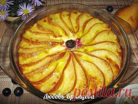 РИСОВАЯ БАБКА С ТВОРОГОМ И ГРУШАМИ
автор [id161462328|Любовь Брянцева]
#блюда_из_круп_макарон_и_бобовых@hoziayki
#запеканки_омлеты_бабки_пудинги@hoziayki
Продукты: 4 яйца, 2 стакана отварного риса, 300 г творога, 3-4 ст.ложки сахара, щепотка соли, 3-4 груши, 1-2 ст.ложки муки, 3-4 ст.л. сметаны, 1 пакетик ванильного сахара, сливочное масло для смазывания формы.

Спелые, сладкие груши нарезать тонкими дольками в таком количестве, что бы их хватило на украшение верха бабки, ...