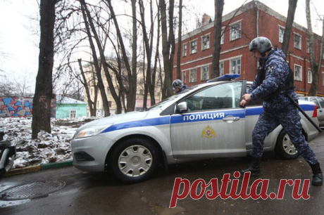 Открыл дверь и бросил гранату. Подробно о взрыве в кальянной в Домодедово. 43-летний местный житель бросил гранату в кальянную в подмосковном Домодедове. Пострадали четыре человека, пишет SHOT. Ранены трое парней и девушка в возрасте до 35 лет.