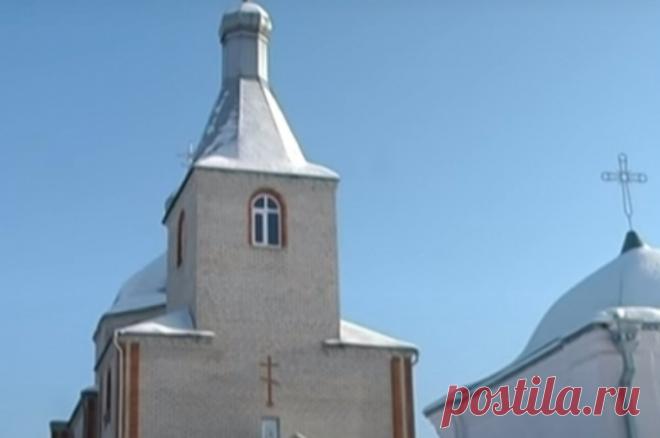 Неизвестные сожгли икону Божьей Матери в Волынской области Украины. Инцидент произошел возле Святого источника в селе Будятичи.