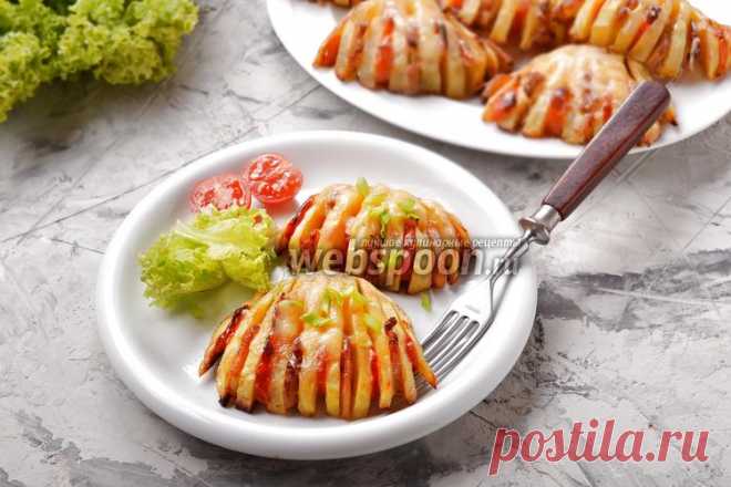 Картофельные ракушки. Приготовим сегодня интересное блюдо — картофельные ракушки. Для того, чтобы блюдо было похоже на настоящую ракушку, картофель разрезают пополам, затем надрезают в виде веера и фаршируют в месте надрезов. Вы можете фантазировать, заменив свиную грудинку ветчиной, а помидоры черри обычными помидорами — получится не менее вкусно.