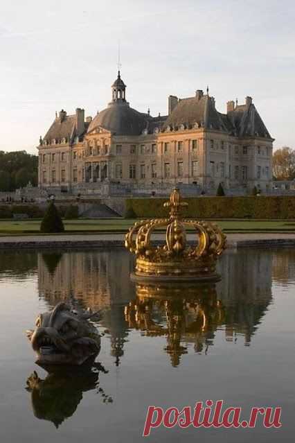 Шато де Во-ле-Виконт - великолепный дворцово-парковый ансамбль, парк которого - один из шедевров французского барокко, созданый для министра финансов Людовика XIV Николя Фуке Ленотром, в сотрудничестве с архитектором Лево и художником Лебреном.
