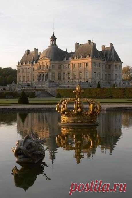 Шато де Во-ле-Виконт - великолепный дворцово-парковый ансамбль, парк которого - один из шедевров французского барокко, созданый для министра финансов Людовика XIV Николя Фуке Ленотром, в сотрудничестве с архитектором Лево и художником Лебреном.