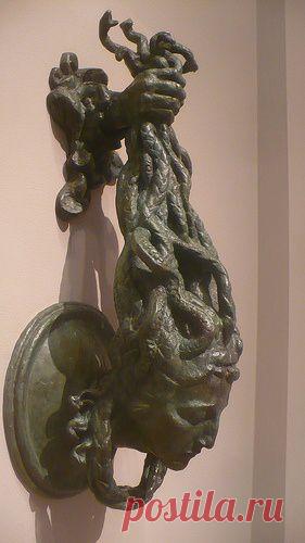 Дверной молоток в виде головы медузы Горгоны.