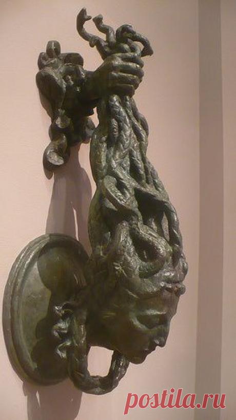 Дверной молоток в виде головы медузы Горгоны.