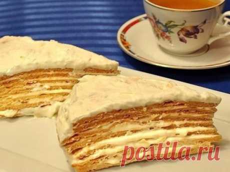 Торт "Парижский коктейль" так и тает во рту! 
Ингредиенты: 
Тесто: 
- 3 ст. ложки меда 
- 150 гр сахара 
- 3 ст. ложки растительного масла 
- 180 мл горячей воды 
- 500 гр муки 
- 1 ч. ложка соды 
Крем: 
- 250 гр сливочного масла 
- 600 мл молока 
- 3 яйца 
- 1 ст. ложки муки 
- 1 стакан сахара 
- ванилин 
- 100 гр лесных орехов или миндаля, измельчить 
Приготовление: 
1. Разогреваем духовку до 180С. 
2. Перемешиваем мед, сахар, масло и воду и ставим на огонь. Когда смесь закипит, снимаем с