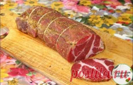 Любимая полендвица
Покупаем хорошее мясо — в магазинах оно называется «вырезкой» или мясом «для отбивных» (я люблю, чтобы там был всего лишь миллиметровый слой сала по краешку, но моя коллега использует и шею, потому что любит сальные прожилки).
Кстати, это будет чуть ли не вдвое дешевле, чем покупать полендвицу готовую — а уж разница во вкусе!
Итак, покупаем. В тот же день начинаем многодневный процесс готовки.
Кипятим три литра воды. В кипяток всыпаем пол-литра крупной соли. Соль рас