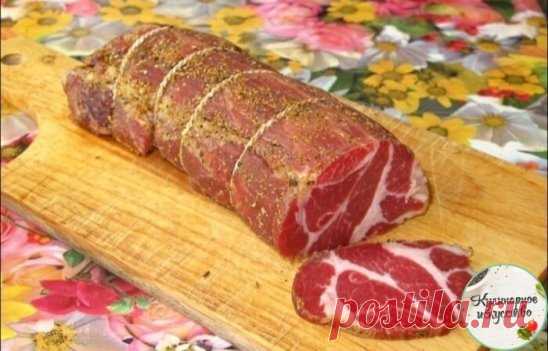 Любимая полендвица
Покупаем хорошее мясо — в магазинах оно называется «вырезкой» или мясом «для отбивных» (я люблю, чтобы там был всего лишь миллиметровый слой сала по краешку, но моя коллега использует и шею, потому что любит сальные прожилки).
Кстати, это будет чуть ли не вдвое дешевле, чем покупать полендвицу готовую — а уж разница во вкусе!
Итак, покупаем. В тот же день начинаем многодневный процесс готовки.
Кипятим три литра воды. В кипяток всыпаем пол-литра крупной соли. Соль рас