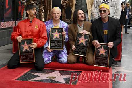 Red Hot Chili Peppers получили звезду на «Аллее славы» в Голливуде. Американская рок-группа Red Hot Chili Peppers получила именную звезду на «Аллее славы» в Голливуде. Торжественная церемония размещения памятного знака прошла под хит коллектива Can't Stop. В ней приняли участие все четыре участника Red Hot Chili Peppers: Энтони Кидис, Майкл «Фли» Бальзари, Джон Фрушанте и Чед Смит.
