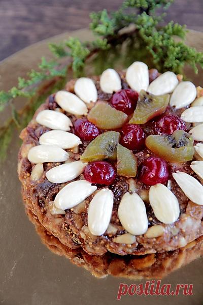 Zelten (зелтен, целтен) часто называют пряником, но фактически это сладкий фруктовый хлеб, традиционная рождественская выпечка Южного Тироля, провинции Больцано (Италия). Традиционно зелтен выпекается из ржаной и пшеничной муки и большого количества сухофруктов. Первый рецепт zelten, упоминаемый в рукописях, датируется 1700 годом! Само название «zelten» происходит от немецкого «Selten», что означает «иногда», редко, что указывает на его значимость. В соответствии с традици...