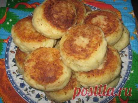 Картофельные биточки — это простое и вкусное второе блюдо. Готовят их круглой формы, которая достигается путем отбивания подготовленной массы между ладошками. Биточки можно приготовить с начинкой внутри и тогда они будут похожими на круглые зразы картофельные.