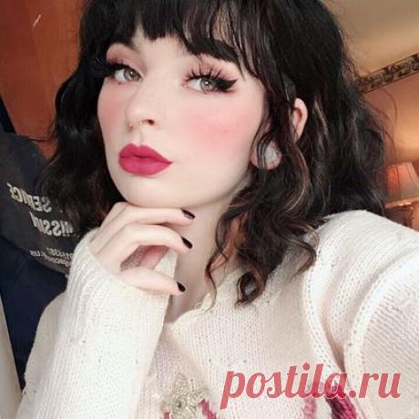 A pink Christmas is what I’m all about 💕 Lip is Dominique from @lemonade.road ✨