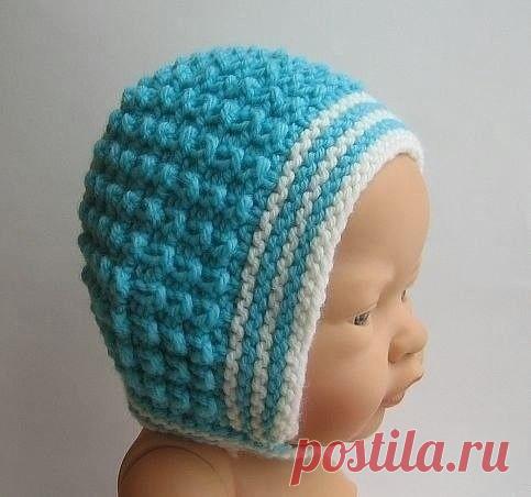 Вязаный спицами чепчик
